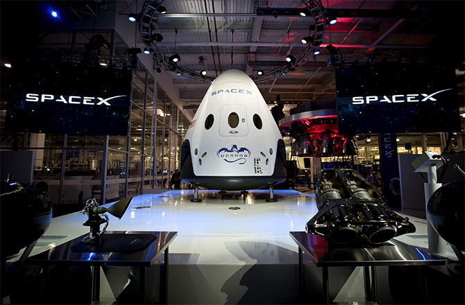 Компания SpaceX представила публике пилотируемую капсулу Dragon V2 5997