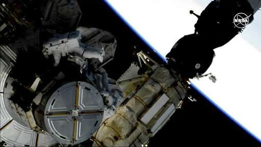 Астронавты выходят в открытый космос для замены батарей на МКС