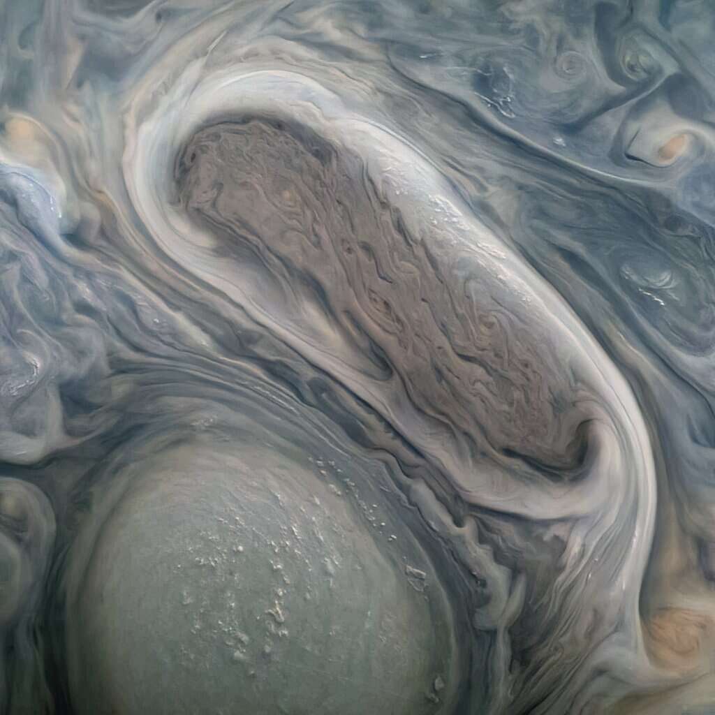 Аппарат Juno «слышит» спутник Юпитера