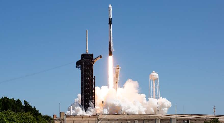 SpaceX запускает коммерческую миссию к МКС