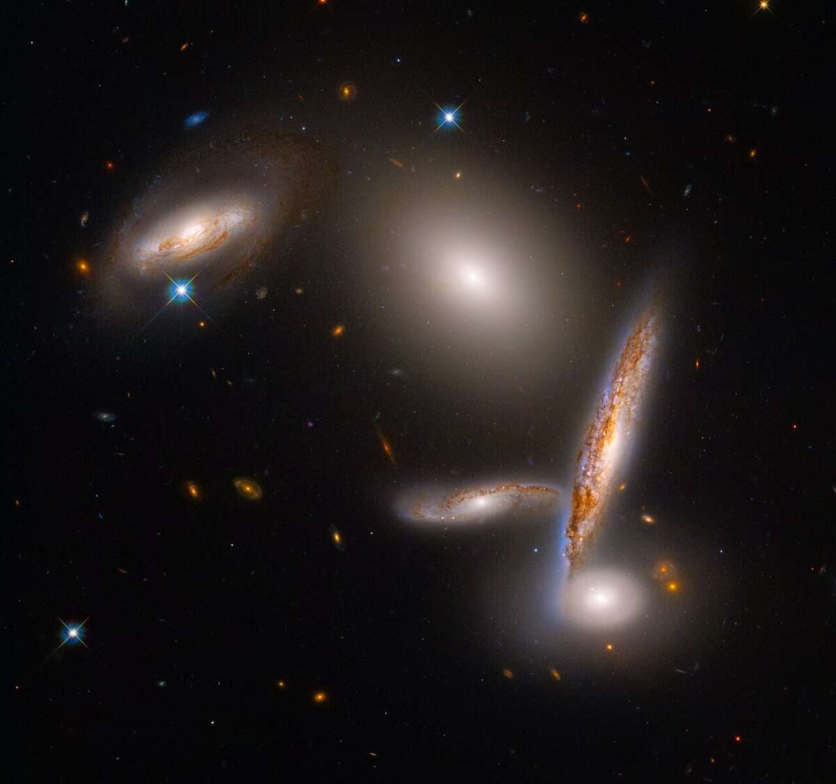 Празднование 32-го дня рождения Хаббла с группировкой галактик