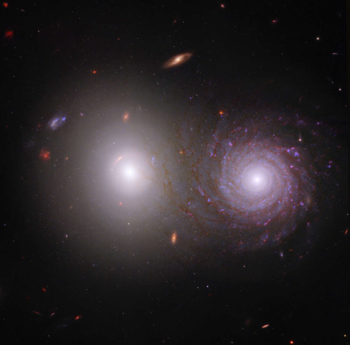 Используя телескопы  «Джеймс Уэбб» и «Хаббл», ученые исследовали галактическую пару