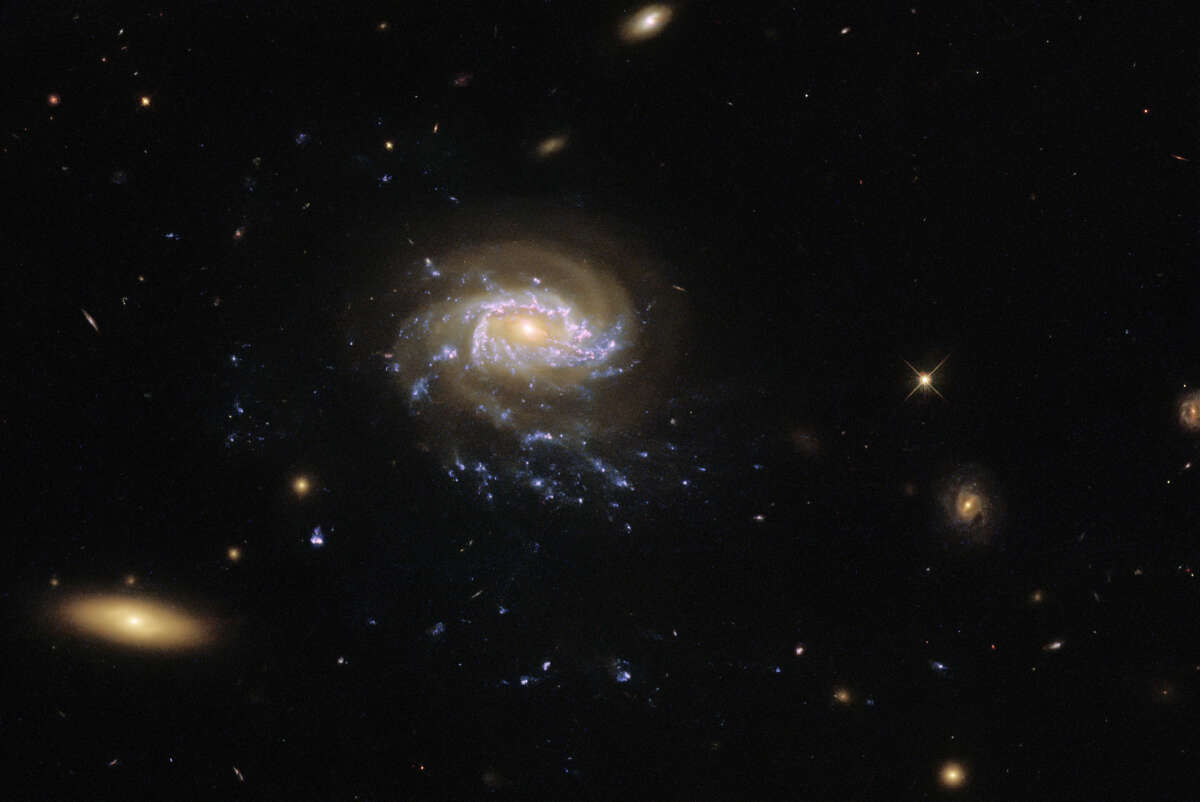«Хаббл» наблюдает галактику-медузу JO201
