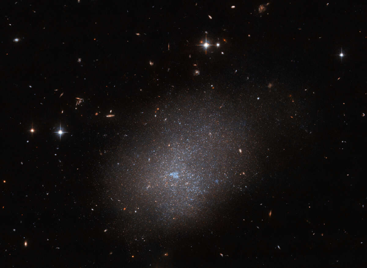«Хаббл» запечатлел галактику ESO 300-16