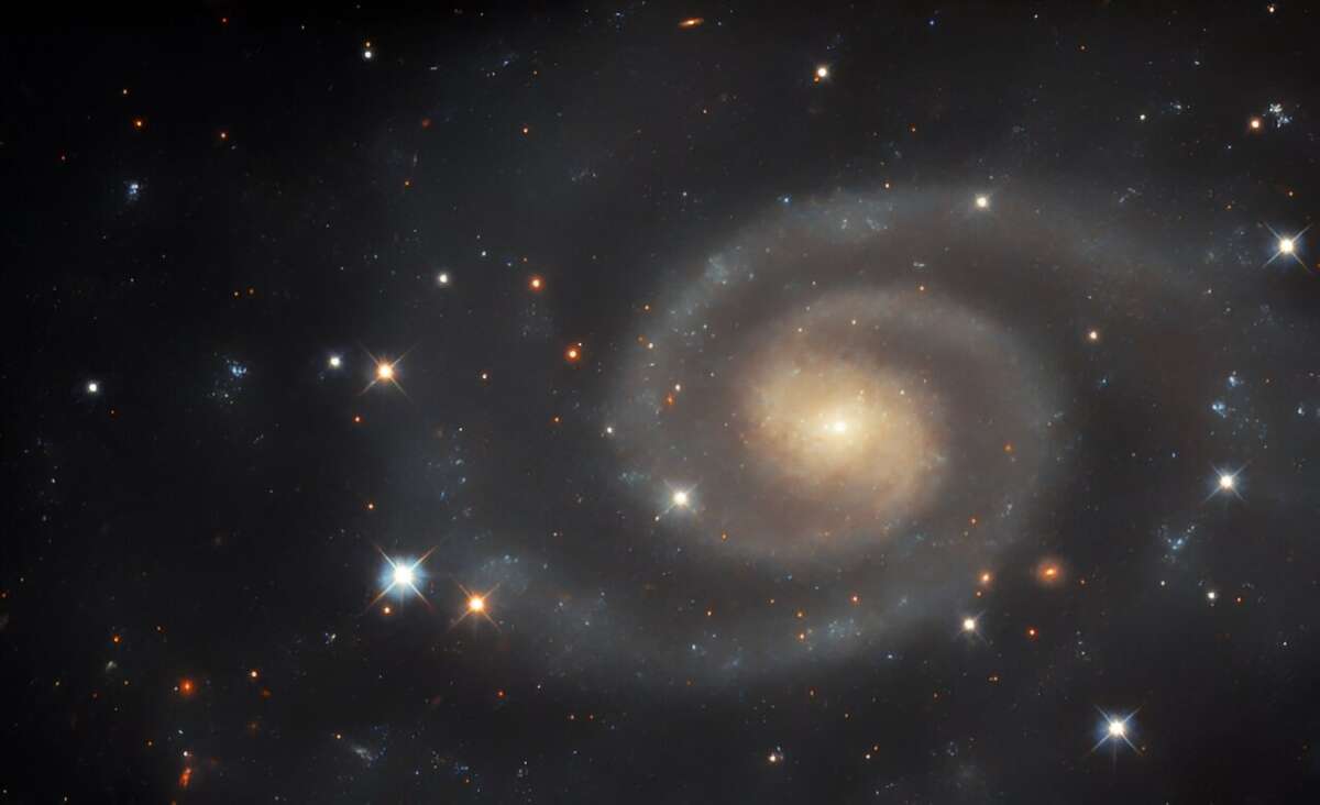 «Хаббл» рассматривает тусклую спиральную галактику UGC 11105
